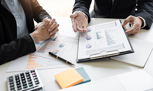 차트표를 들고 회의하는 모습